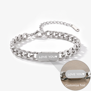 LOVE YOUの刻印入りシルバーのオーバル刻印喜平チェーンブレスレットと、刻印文字のアップ
