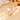 暖かな日差しの中で輝く、中央石が目を引くゴールドカラーのスクエアジルコニア クラスター オープンリング